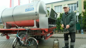 Pan Adam z Kalinówki. Beczkowóz postawiono koło szkoły