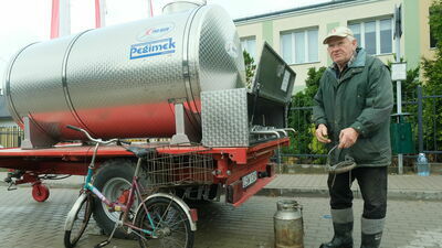 Pan Adam z Kalinówki. Beczkowóz postawiono koło szkoły