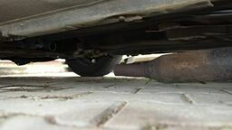 Lublin. Złodzieja przechodnie wyciągnęli spod samochodu