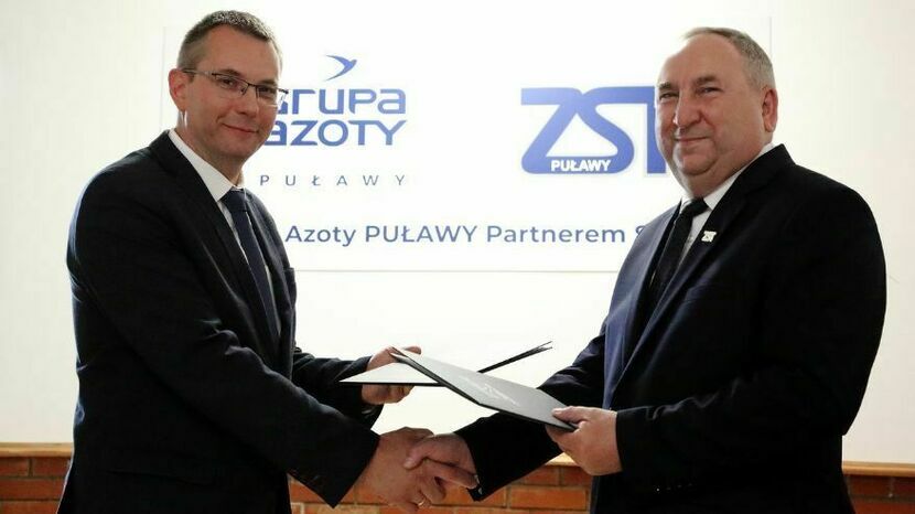 Andrzej Skwarek (z lewej) i Henryk Głos w czwartek podpisali umowę o dalszej współpracy pomiędzy Zakładami Azotowymi i Zespołem Szkół Technicznych w Puławach