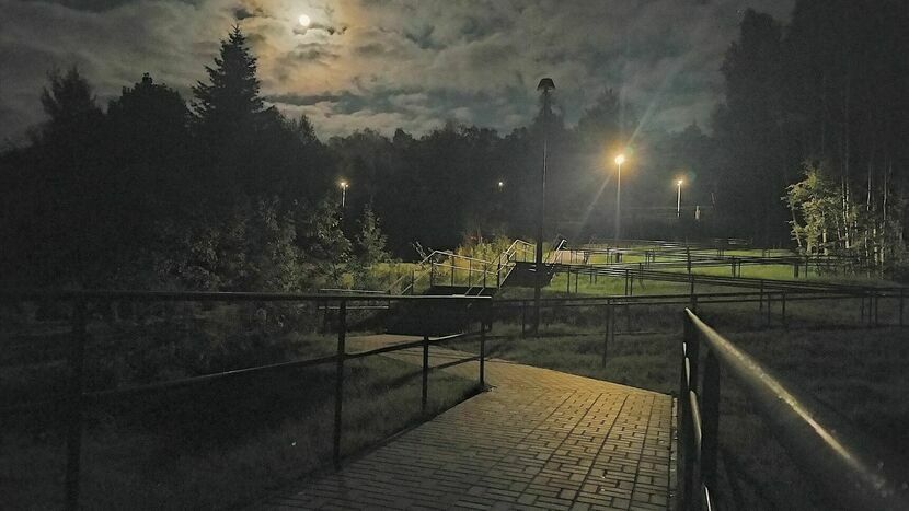W nocy z poniedziałku na wtorek świeciły tylko dwie z pięciu latarni stojących przy zejściu z kolejowej drogi do ul. Węglinek