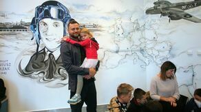 Michał Kasprzak, współautor muralu, z córką Lilą