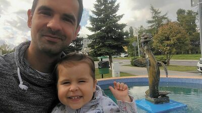 Tomasz Słupski z córką Niną przed szpitalem dziecięcym w Lublinie, w którym dziewczynka dostanie lek