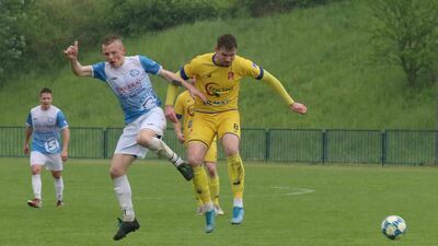 Przemysław Ziętek (w żółtym stroju) zdobył w sobotę ważnego gola

