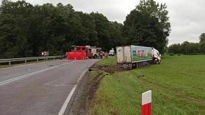 Droga krajowa nr 19 jest całkowicie zablokowana. Policja zabezpiecza miejsce zdarzenia i organizuje objazdy