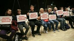 Sejmik województwa 25 kwietnia 2019 r. przyjął sprzeciw „wobec pojawiających się w sferze publicznej działań zorientowanych na promowanie ideologii ruchów LGBT”. Na sali byli też protestujący.