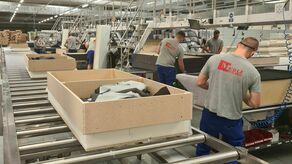 Linia tapicerska w zakładzie Meble Polskie