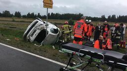 Groźne dachowanie na drodze wojewódzkiej koło Lubartowa