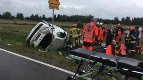 Groźne dachowanie na drodze wojewódzkiej koło Lubartowa