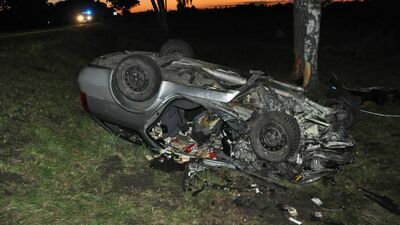 Groźne dachowanie nissana koło Białej Podlaskiej. Coś nagle wybiegło na drogę