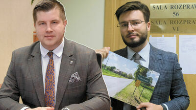 Wójt gminy Zakrzówek Józef Potocki (po lewej) jest pewny wygranej w procesie. Bartosz Staszewski przed salą rozpraw ze zdjęciem tablicy, za którą został pozwany