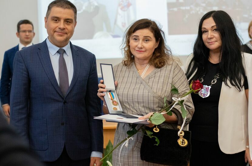 Aneta Górska-Kot w poniedziałek odebrała odznakę za zasługi dla Puław w imieniu swojej nieżyjącej mamy, działaczki „Solidarności” w puławskich Zakładach Azotowych