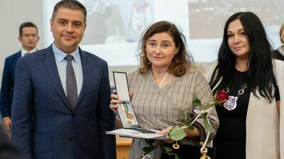 Aneta Górska-Kot w poniedziałek odebrała odznakę za zasługi dla Puław w imieniu swojej nieżyjącej mamy, działaczki „Solidarności” w puławskich Zakładach Azotowych