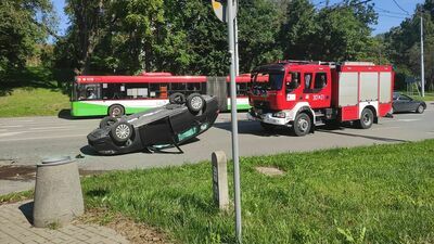 Dachowanie VW na Filaretów. Zakrwawiony kierowca w dresie uciekł