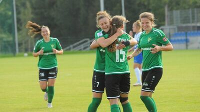 Piłkarki Górnika, Klaudia Lefeld (przodem) i Aleksandra Posiewka, świętują zdobycie gola na 1:0

