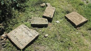 Podczas wymiany starych schodów prowadzących do kapliczki okazało się, że zostały zrobione z macew