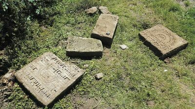 Podczas wymiany starych schodów prowadzących do kapliczki okazało się, że zostały zrobione z macew