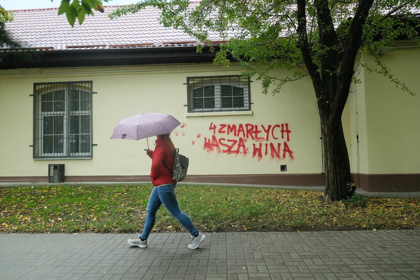 „4 zmarłych, wasza wina”. Ktoś napisał farbą taki napis na murze terenu dowództwa Wielonarodowej Brygady w Lublinie przy ulicy Radziszewskiego w Lublinie