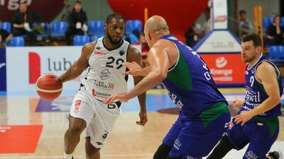 Tweety Carter (z piłką) był jednym z niewielu zawodników Startu, którzy na inaugurację zagrali na niezłym poziomie

