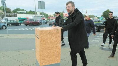 Lublin. Spacer przez miasto człowieka z pomnikiem