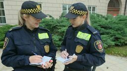 O pracę w Straży Miejskiej mogą się starać także panie. Na zdjęciu strażnik Weronika Świąder i młodszy strażnik Aleksandra Dalentka