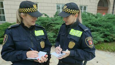 O pracę w Straży Miejskiej mogą się starać także panie. Na zdjęciu strażnik Weronika Świąder i młodszy strażnik Aleksandra Dalentka