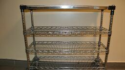 Najpierw wypił, później wyciągnął z lokalu wózek gastronomiczny 