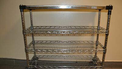 Najpierw wypił, później wyciągnął z lokalu wózek gastronomiczny 