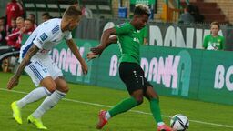 Jason Lokilo (z prawej) i jego koledzy w niedzielę zmierzą się z Legią Warszawa 