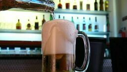 Lubelski poseł pyta o zakaz reklamowania piwa w TV. Znamy odpowiedź rządu