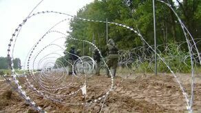 Stan wyjątkowy już obowiązuje. "Trochę może to przypominać stan wojenny"