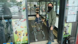 Pan Piotr z synem. Sklep, w którym regularnie robi zakupy, będzie otwarty we wszystkie dni tygodnia