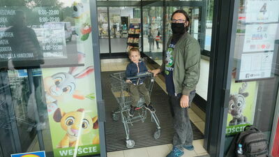 Pan Piotr z synem. Sklep, w którym regularnie robi zakupy, będzie otwarty we wszystkie dni tygodnia