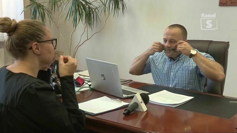 Prezes spółdzielni mieszkaniowej Jacek Tomasiak i dziennikarka telewizji Patrycja Oleszek symbolicznie zakleili sobie usta