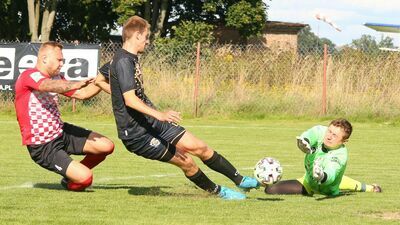 Tak padł pierwszy gol dla Stali Poniatowa – w akcji Wiktor Tkaczyk (w ciemnym stroju)

