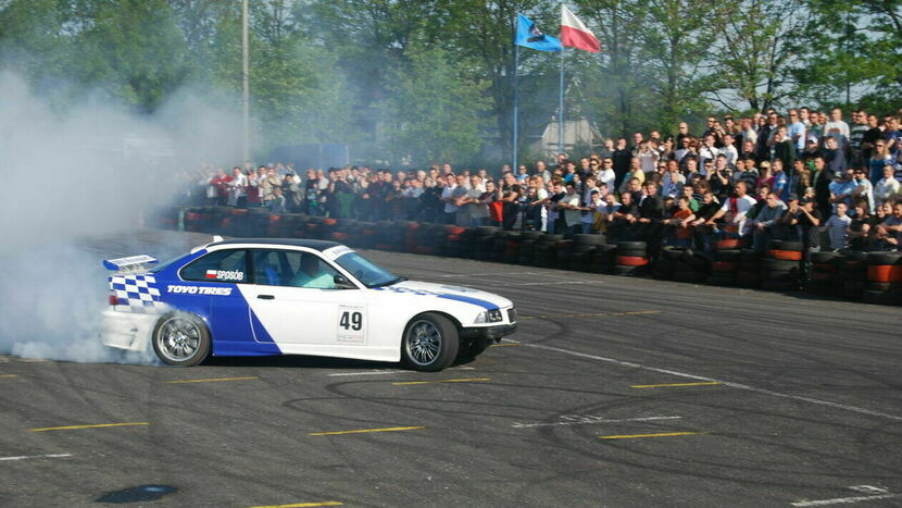 Pokazy driftingowe, nowej dyscypliny w sporcie samochodowym, na biłgorajskim autodromie z 17 maja 2009 roku