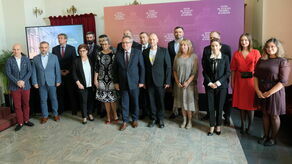 Wczoraj w holu lubelskiego teatru podpisano deklarację partnerstwa inaugurującą Scenę Reduta. Podpisywali: Renata Ćwik, dyrektor Tarnogrodzkiego Ośrodka Kultury, Łukasz Drewniak, dyrektor janowskiego Ośrodka Kultury, Bartłomiej Kazimierczak, dyrektor Chełmskiego Domu Kultury, Stanisław Kowalczyk, dyrektor biłgorajskiego Centrum Kultury, Damian Kozyrski, dyrektor Krasnostawskiego Domu Kultury, Grzegorz Marcinkowski, dyrektor Centrum Kultury i Promocji w Kraśniku, Łukasz Zdolski, dyrektor Włodawskiego Domu Kultury i Redbad Klynstra-Komarnicki, dyrektor Teatru im. Juliusza Osterwy. Koordynatorką Sceny Reduta jest Barbara Żarinow