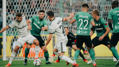 W takich okolicznościach Górnik stracił drugą bramkę w Warszawie. Ernest Muci miał dookoła siebie sześciu „Górników”, a mimo to zdobył gola