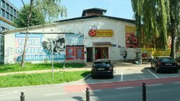 Biedronka i sąsiadujący z nią sklep z tanią odzieżą – jak zapowiada deweloper – powinny opuścić budynek w przyszłym tygodniu. Kilka dni później miałaby się rozpocząć operacja wyburzania budynku