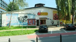 Biedronka i sąsiadujący z nią sklep z tanią odzieżą – jak zapowiada deweloper – powinny opuścić budynek w przyszłym tygodniu. Kilka dni później miałaby się rozpocząć operacja wyburzania budynku