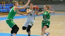 Aleksandra Stanacev (z piłką)