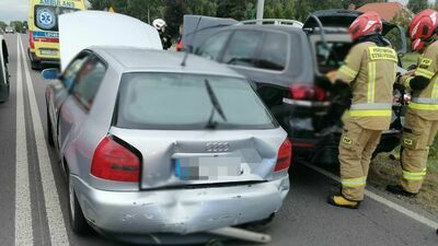 Zderzenie trzech samochodów na prostej drodze. Cztery osoby w szpitalu