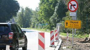 Najpierw zamknięty został dojazd do mostu na skraju Lublina, w ciągu ul. Prawiednickiej.