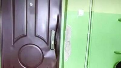 Wyważenie drzwi i wyprowadzenie w kajdankach. Tak zakończyła się interwencja mundurowych wobec byłego policjanta