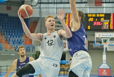 Sebastian Walda (z piłką) to jeden z najciekawszych zawodników zespołu rezerw lubelskiego AZS UMCS Start