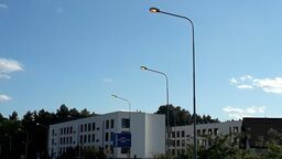 Coś nie tak. Latarnie świecą w dzień