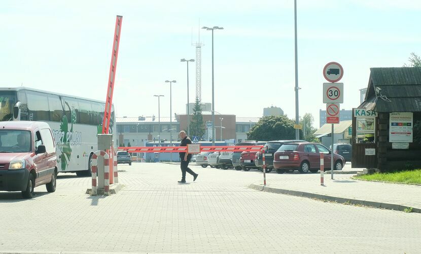Kwadrans parkowania przy Globusie kosztuje złotówkę, za każdą zaczętą godzinę postoju trzeba zapłacić 4 zł, natomiast za dobę 12 zł.