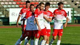 Damian Baran (numer 8 na spodenkach) w tym sezonie trafiał do siatki w każdym z pięciu ligowych meczów