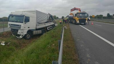 Wielogodzinne utrudnienia na S12 koło Świdnika. Tir w rowie