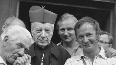 Prymas Polski, kardynał Stefan Wyszyński wśród wiernych na terenie klasztoru jasnogórskiego. Lata 70. 